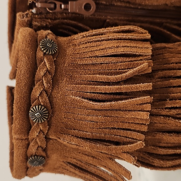 Girls Minnetonka Fringe Boots - Picture 2 of 7